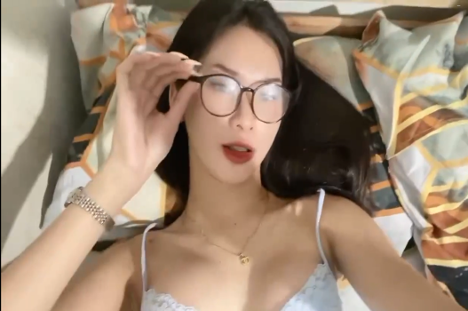 sex vn tập thể Cạn tinh trùng với cô vợ xinh thích thả rông